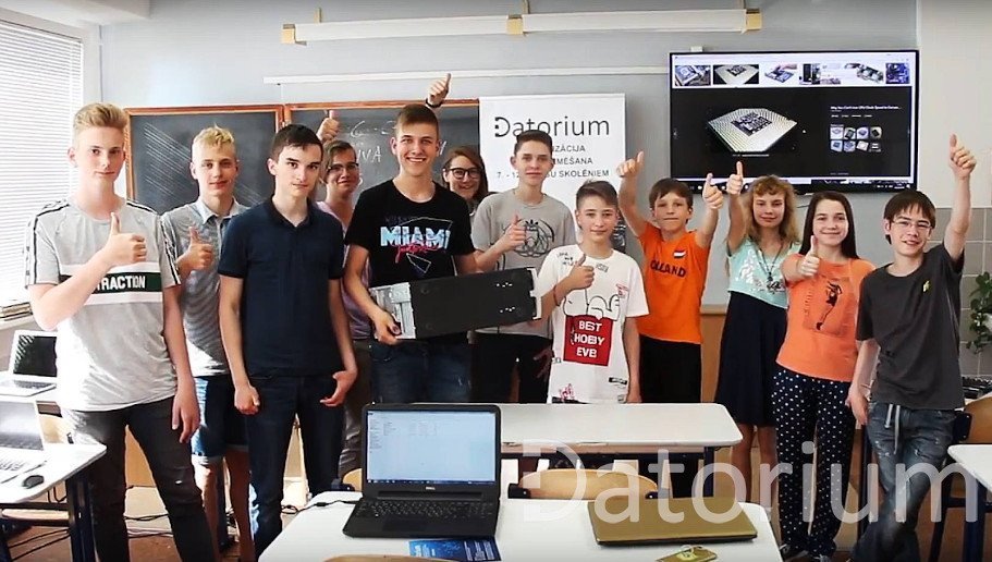 Datorium students thumbs up